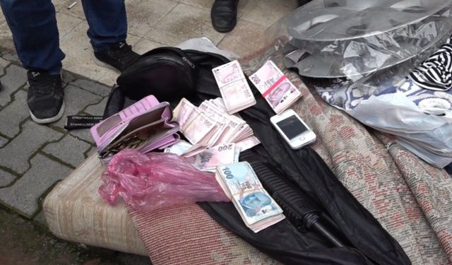 Toroslar'da çöp evden 8 ton atık ve ruhsatsız tüfek çıktı