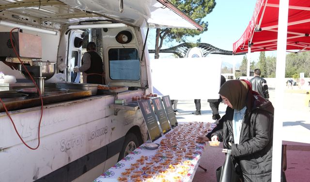 Trafik kazasında hayatını kaybeden öğrenciler için lokma dağıtıldı