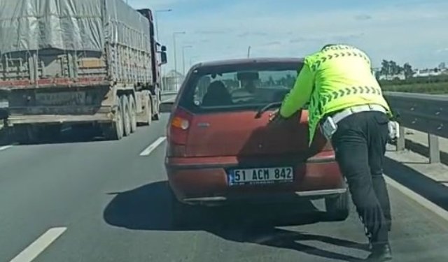 Yolda kalan sürücünün imdadına trafik polisi yetişti