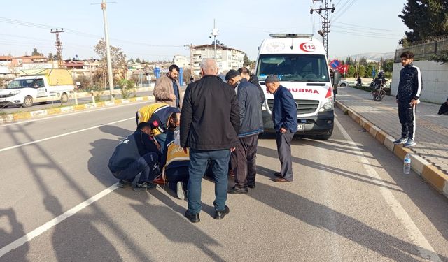 Yolun karşısına geçen yayaya motosiklet çarptı; 2 yaralı