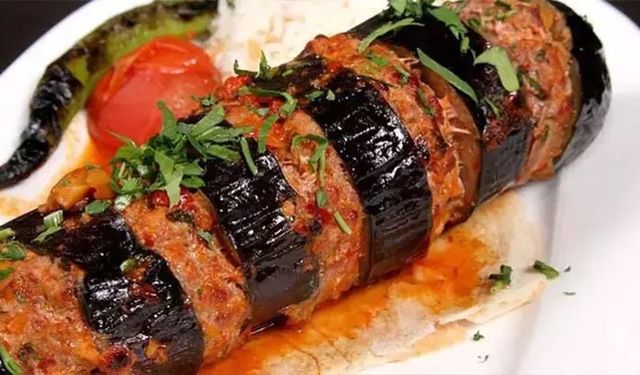 İftar Sofrasını Kurtaran Lezzet: Patlıcan Kebabı Kokusu Eve Yayılınca Herkes Mutfağa Koşuyor