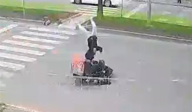 Mersin'de motokuryenin yaya geçidinde çocuğa çarptığı kaza kamerada: 1 yaralı