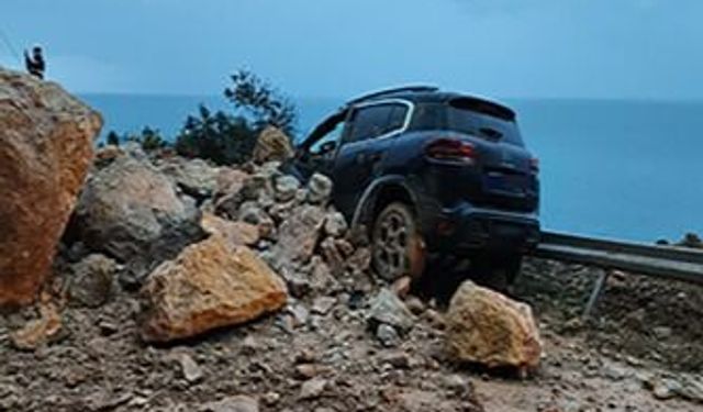 Mersin-Antalya Yolunda Heyelan: D-400 Ulaşıma Kapandı, 1 Yaralı