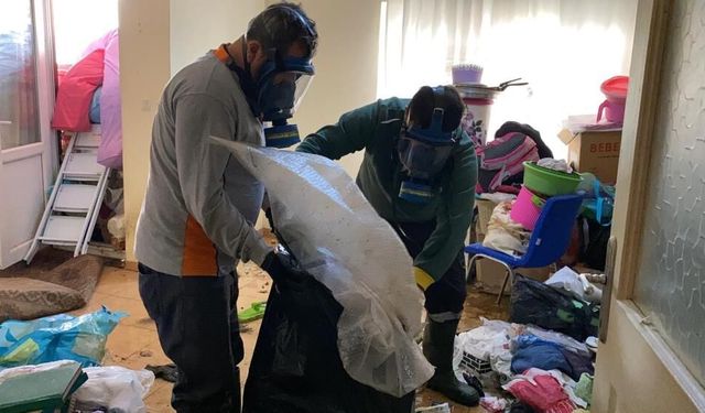 Erdemli’de Şok Görüntü! Eve Gaz Maskesiyle Girildi, 7 Kamyonet Çöp Çıktı