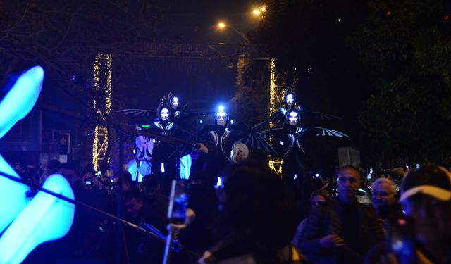 25'inci Uluslararası Adana Tiyatro Festivali, renkli kortejle 'Perde' dedi