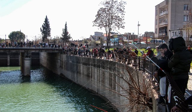 Adana'da av yasağının başladığı gün oltacıların köprüdeki yoğunluğu Galata'yı andırdı