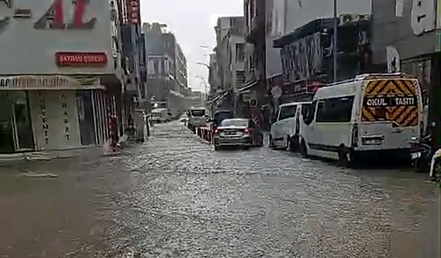 Adana'da sağanak nedeniyle yollar göle döndü