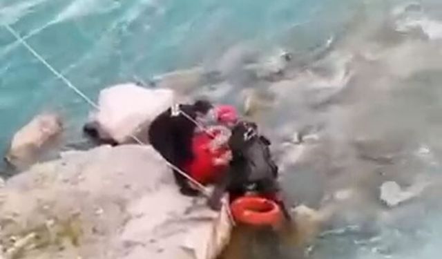 Adana'da Seyhan Nehrinde kayıkla gezerken mahsur kalan 2 kişi kurtarıldı