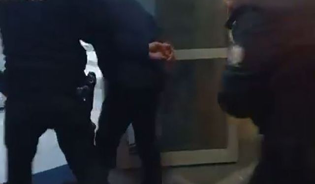 Adana'da trafikte tartıştıkları sürücünün önünü kesip, aracın camını yumrukladılar; o anlar kamerada (2)