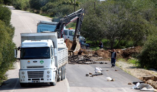 Adana'da yağışların ardından yol çöktü