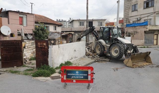 Akdeniz'de can güvenliğini tehdit eden harabe yapı yıkıldı