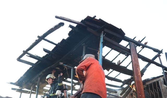 Antalya'da 2 katlı ev sobadan çıkan yangında küle döndü