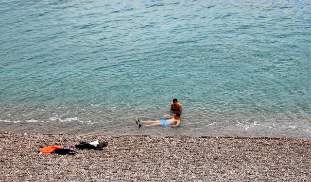 Antalya'da bayram öncesi sahil keyfi