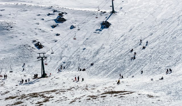 Antalya'da sahilde deniz, zirvede kayak keyfi
