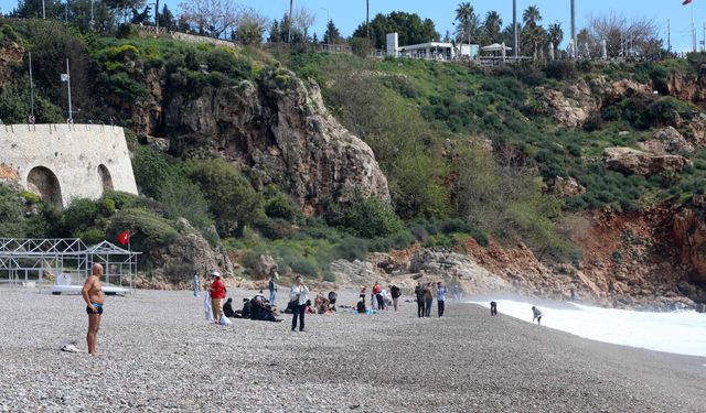 Antalya'da yağış sonrası güneş açtı, sahillerde yoğunluk oluştu / Ek fotoğraflar