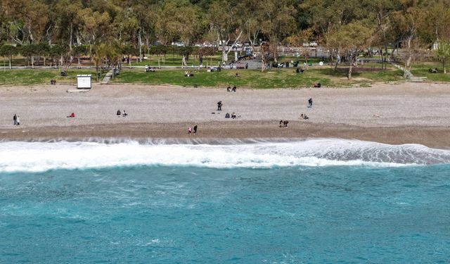 Antalya'da yağış sonrası güneş açtı, sahillerde yoğunluk oluştu