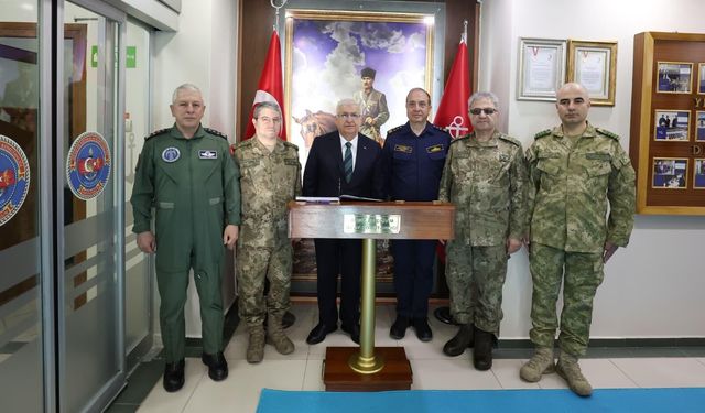 Bakan Güler, bayram namazını Hatay'daki tarihi camide kıldı (2)