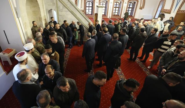 Bakan Güler, bayram namazını Hatay'daki tarihi caminde kıldı