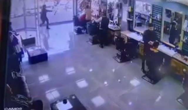 Berberin yaralandığı silahlı saldırı kamerada