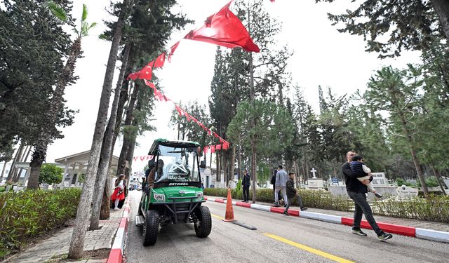 Büyükşehir ekipleri bayram boyunca mezarlıklarda vatandaşların yanında