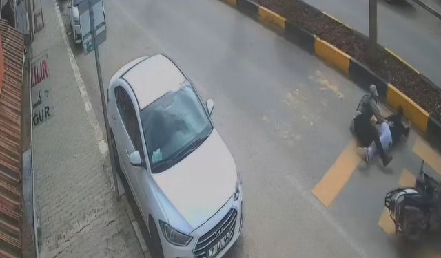 Devrilen motosikletteki 2 kişi yaralandı; kaza kamerada