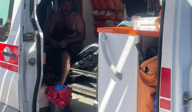 Devrilen sup boarda tutunarak 3 saat bekledi, yardımına deniz polisi yetişti