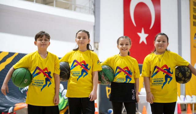 Dördüzler basketbol kursunda aynı parkeyi paylaşıyor