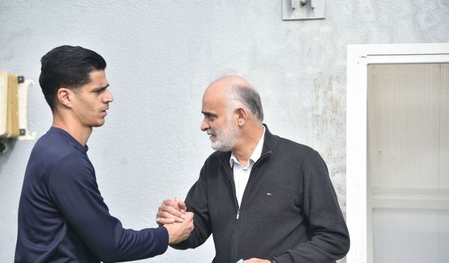 FIFA Başkanı Infantıno'nun izlediği maçta, İran Milli Takımı sahaya öldürülen çocukların fotoğraflarıyla çıktı (2)