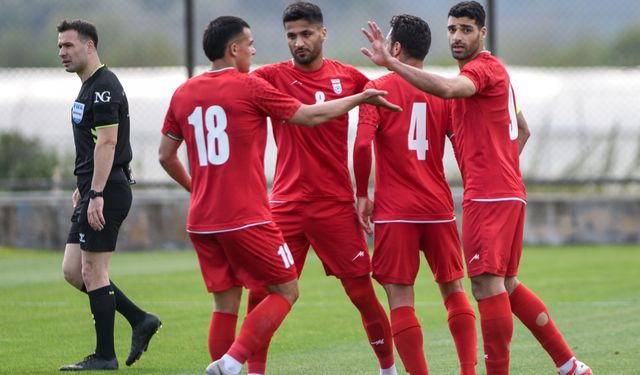 FIFA Başkanı Infantıno'nun izlediği maçta, İran Milli Takımı sahaya öldürülen çocukların fotoğraflarıyla çıktı