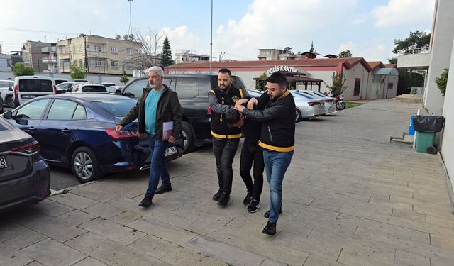 Fiyat sormak için girdiği iş yerinin vitrinindeki cep telefonunu çaldı