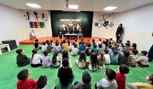 Gazilerden minik öğrencilere vatan sevgisi dersi