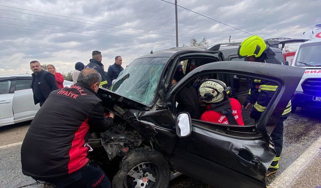 Hafif ticari araçla otomobil çarpıştı: 1 ölü, 3 yaralı