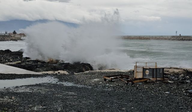 Hatay'da dalgalar güzel görüntüler oluşturdu