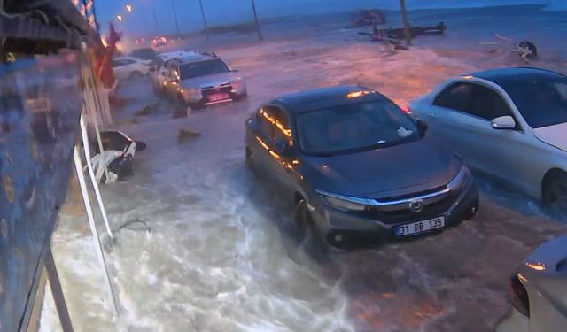 Hatay'da fırtına yaşamı olumsuz etkiledi; dalgalar yola kadar geldi