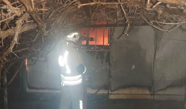 Hatay'da konteyner depoda yangın