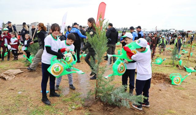 İlkokul öğrencileri fidanları toprakla buluşturdu