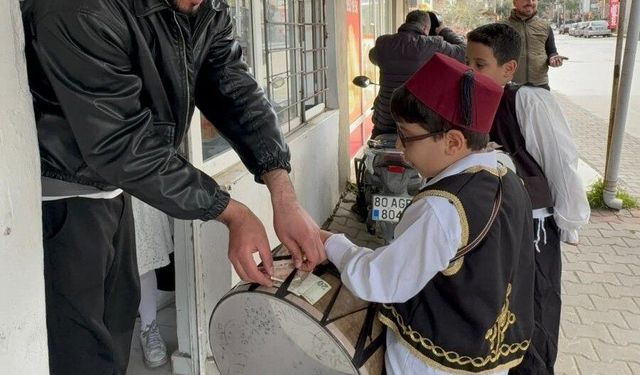 İlkokul öğrencileri ramazan davulcusu geleneğini canlandırdı