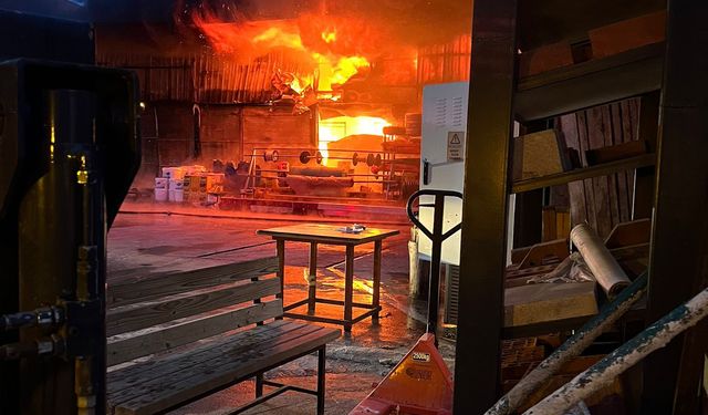 İnşaat malzemesi deposu yandı