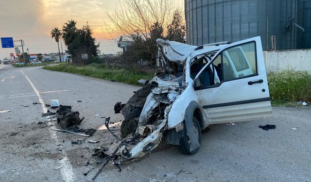 İstinat duvarına çarpan hafif ticari aracın sürücüsü ağır yaralandı