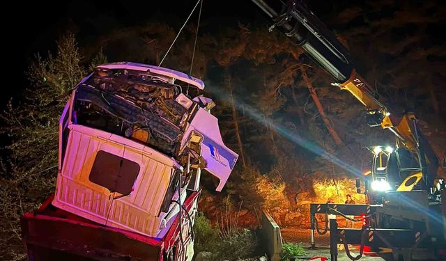 Kamyon şarampole devrildi: 1 ölü, 1 yaralı