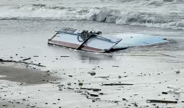 Kayalıklara çarpan tekne parçalandı