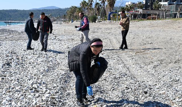 Kemer'de sahil temizliği
