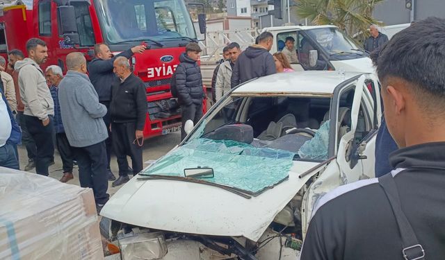 Kontrolden çıkan otomobil iş yerinin önündeki malzemelere çarptı: 3 yaralı