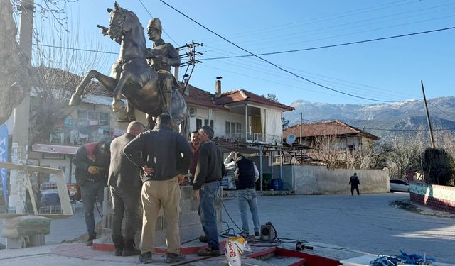 Köy meydanına Atatürk heykeli dikildi