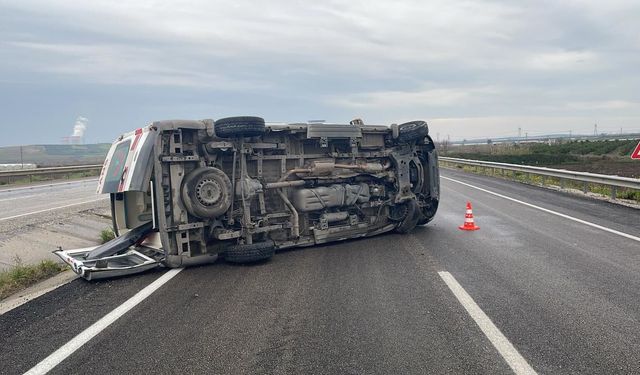 Lastiği patlayan ambulansın devrildi; 3 sağlık personeli yaralandı