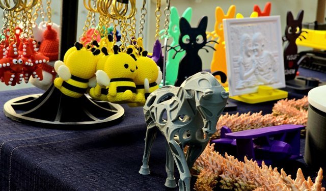 Liseliler, okulda kullanmayı öğrendikleri 3D yazıcıyla üretim yapıp aile bütçelerine katkı sağlıyor