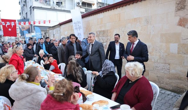 Mersin protokolü Akdeniz'de vatandaşlarla iftar yaptı