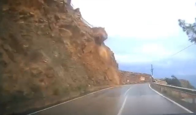 Mersin'de cipin kaya parçalarının altında kaldığı heyelan kamerada
