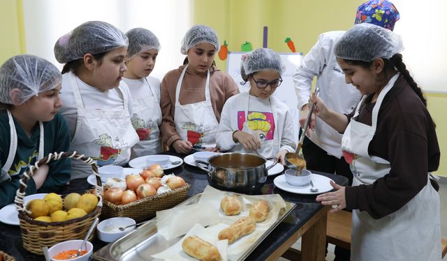 Mersin'de çocuklar geleneksel ve dünya mutfağından yeni tatlar öğreniyor