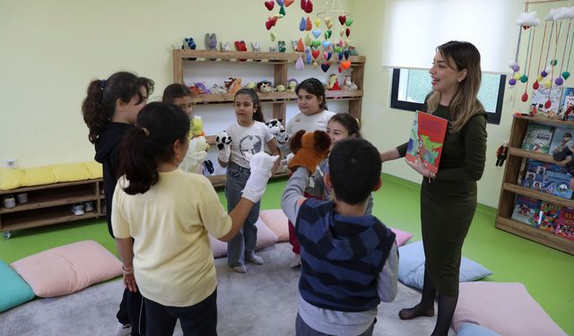 Mersin'de çocuklar 'masal ve drama atölyesi' ile kendini keşfediyor